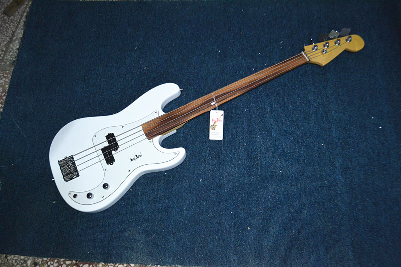 4 Strings electric bass guitar fretless white 3387